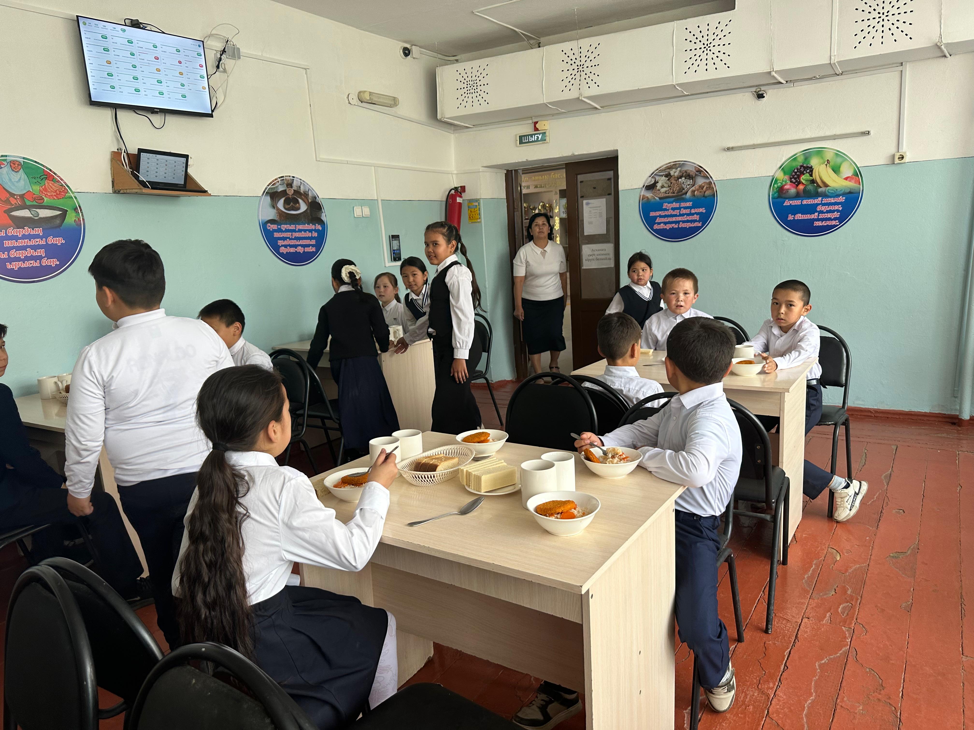 Тараз қалалық Қоғамдық кеңестің құрамы мектептердегі ыстық тамақтың жәй-күйін зерделеуді жалғастыруда .....
